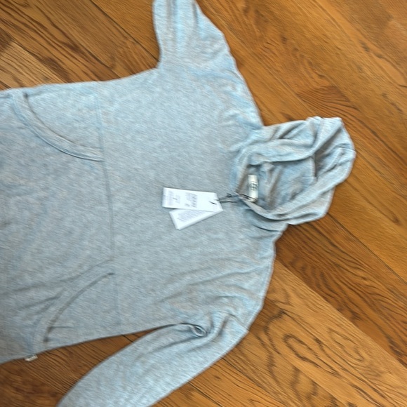 NWT Ugg set in light gray. - Picture 2 of 8